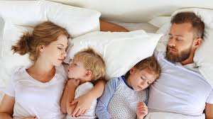 Also im normalfall sagt man immer, dass das ganze erste jahr der plötzliche kindstod eintreten kann. Das Familienbett Vor Und Nachteile Letsfamily