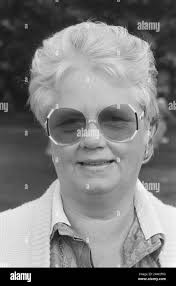 Foundation Press Conference Cristina Deutekom; Cristina Deutekom (l) and Peter  Wester hold for Concertgebouw (command Tubantia) Date: August 31, 1987  Keywords: concert halls, press conferences Person Name: Cristina Deutekom,  Wester Hold, Peter