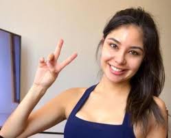A través de su página oficial de facebook, la diputada de morena, geraldine ponce anunció que donó dos meses de su salario como funcionaria para comprar despensas por coronavirus. Geraldine Ponce Posa Sin Blusa Frente A La Virgen De Guadalupe
