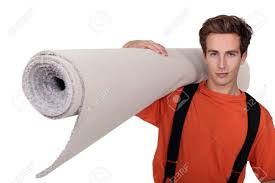 Der teppichboden wird als meterware von der rolle verkauft. Mann Tragt Eine Rolle Teppich Lizenzfreie Fotos Bilder Und Stock Fotografie Image 16037601