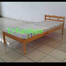 Mirip dengan mencari perabot rumah seperti lemari, meja dan karpet. Single Bed Tempat Tidur Kayu Divan Kayu Ranjang Kayu Solid Uk 100x200 Cm Murah Free Ongkir Jabodetabek Bandung Dan Sekitarnya Lazada Indonesia