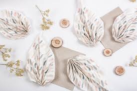 Vous pouvez ainsi réaliser facilement les différents pliages de pliage de serviette en fleur de lys avec 2 couleurs. Tuto Pliage De Serviette De Table En Forme De Feuille