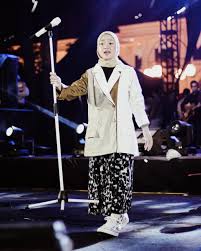 The lyrics also penned by himself. Lirik Lagu Aisyah Istri Rasulullah Versi Sabyan Dan Aslinya