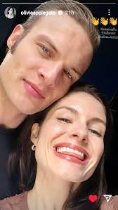 Olivia looks regal in black 🖤