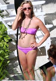 Reese witherspoon weight fits quite nicely with her height. Reese Witherspoon Bikini Height And Weights