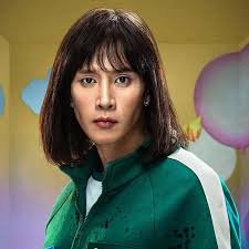 Does anyone have a clear picture of Hyun-ju (120)'s earrings? Or know what  kind they are? I know they're stud earrings (maybe?)) , I'm looking for  more details