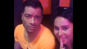 وتعاون حسن في هذا الكليب مع المخرج هادي الباجوري، وكان لافتاً وجود الممثلة المصرية ياسمين رئيس ضيفة شرف، والتي ظهرت وهي ترقص مع. ÙŠØ§Ø³Ù…ÙŠÙ† Ø±Ø¦ÙŠØ³ Øª Ø­Ø¶Ø± Ù…ÙØ§Ø¬Ø£Ø© Ù…Ø¹ Ø­Ø³Ù† Ø´Ø§ÙƒÙˆØ´ ÙˆÙ…Ø²ÙŠÙƒØ§ ÙÙŠØ¯ÙŠÙˆ