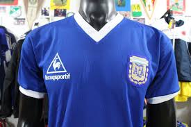 Los hinchas de escocia cantaron por maradona contra los ingleses. Ex Futbolista Ingles Aclaro Que La Camiseta Que Uso Diego En 1986 No Se Vende