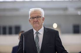 Winfried kretschmann, né le 17 mai 1948 à spaichingen, est un homme politique allemand, membre du parti. Liveticker Zur Regierungspressekonferenz Winfried Kretschmann Zur Lage In Baden Wurttemberg Baden Wurttemberg Stuttgarter Zeitung