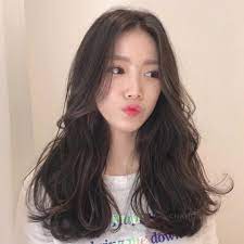 韓國星級髮型師告訴你 2019不論短髮 長髮都要女神級空氣捲 慵懶髮絲 美髮造型 vogue時尚網 korean long hair korean hair color