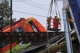 Una de las ballenas que sostienen la estructura del metro de la línea 12 cayó en forma de v esta noche entre las estaciones los olivos y tezonco, en la alcaldía tláhuac. Vryg8kgihv3vsm