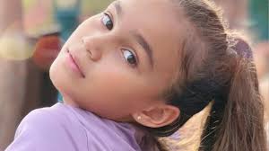 6 Potret Chloe Lynch, Putri Melaney Ricardo yang Mulai Jago Ngehost