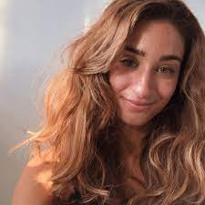 Here is the step by step procedure one must follow for this purpose: Everything You Need To Know About Lightening Your Hair With Lemon Juice