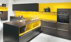 Donnez de la couleur au gris de votre canapé en l'agrémentant de coussins ou plaids dans la maison, on choisit le gris comme couleur pour le séjour, la cuisine, la chambre. Peinture De Cuisine 6 Couleurs Tendances En 2021