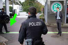 Abseits in einem satz erklärt startseite video. Der Postillon Polizist Stand Im Abseits Dfb Erklart Steuer Razzia Fur Ungultig