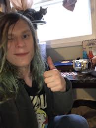 My boyfriend is currently showing my cat Dune and making her listen to the  soundtrack 😆 He said he's 'showing her peak' 😎