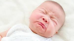 Mẹ phải làm gì khi trẻ sơ sinh bị khò khè ở cổ họng?