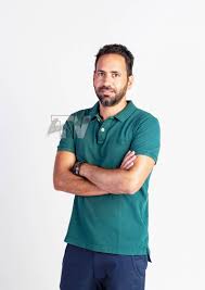 Η επανάσταση εναντίον της μαμάς του, κι η απορία για το αν έχει δουλέψει ποτέ του. Fwths Gewrgidhs Einai Fores Poy Lew Poios Eimai Like Com Cy