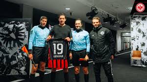Il avait déjà acquis une expérience internationale en 2005 en arbitrant des matches de. Eintracht Frankfurt On Twitter Ehre Wem Ehre Gebuhrt Adioscapitano Sge