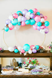 A Floral Balloon Wreath For The Centerpiece Of A Baby Shower In Houston Texas Made With A Hula Hoop Spray Paint L Balloon Wreath Balloons Birthday Parties