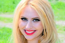 Heart faces can wear many styles, but should avoid anything that shortens or widens the face shape or that draws attention to a prominent chin. Hairstyles For Heart Shaped Faces Do S And Dont S