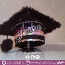 Birretes Birretepersonalizado Birretedecorado Graduationcap Fashion Kyos Hechoamano Hechoenve Prom Decor Graduation Cap Decoration Festival Captain Hat