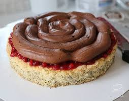 Ostertorte Eierlikor Mohn Kuchen Mit Schoko Eierlikor Ganache Und Preiselbeeren Meine Backbox Rezept Lebensmittel Essen Kuchen Ostertorte