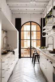Loft In Bianco Nel Cuore Di Barcellona Design Therapy Arredo Interni Cucina Stili Di Casa Design Del Prodotto
