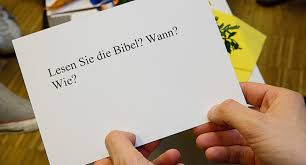 Eine beilage betont die persönliche note. Treffen Auf Dem Kirchplatz Mit Dem Bischof