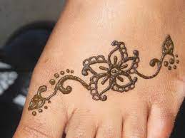 Pin By Rebecca Iracheta On Crazy Ideas Simple Henna Tattoo Foot Henna Beginner Henna Designs
