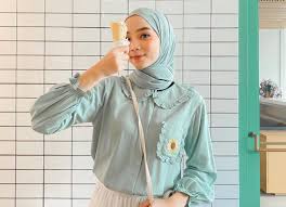 Ciri khasnya yakni bentuknya kecil, bagian ujungnya berbentuk tidak simetris atau melengkung, dan bisa berdiri. 7 Model Kerah Baju Wanita Kegemaran Hijabers Bukareview