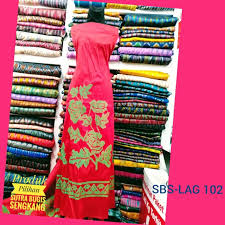 Dalam beberapa ritual adat terutama pernikahan, sarung sutra bugis (lipa' sabbe) adalah setelan utama—di luar jas tutup dan baju bodo. Harga Kain Lagosi Makassar Tulisan