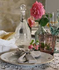 Nelle tendenze attuali del ricevere è ritornato piacevolmente in auge invitare gli amici per un picnic all'aria aperta. Una Tavola Country Chic Casa Di Vita