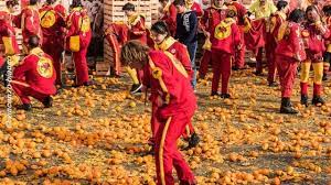 È meno pericoloso di gas lacrimogeno e proiettili e molto più sano specialmente. Carnevale Di Ivrea La Battaglia Delle Arance Diventa Fenomeno 2 0 La Repubblica