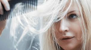 Ainsi, avec l'âge, les cheveux blancs arrivent et beaucoup de femmes ne supporte pas d'en avoir ! Cheveux Blancs 6 Astuces Pour Les Camoufler