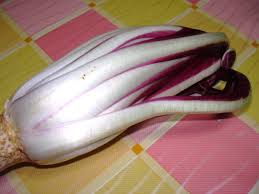 Il radicchio trevisano tardivo appartiene alla famiglia delle cicorie e si differenzia dagli altri tipi di radicchio (chioggiano, veronese, trevisano precoce) per il sapore decisamente meno amaro. Ricette Con Radicchio Di Treviso