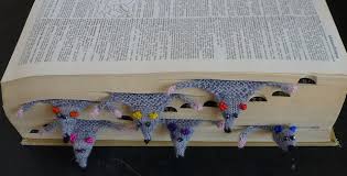 This knitted yarn ball bookmark would make a great gift for any knitters you know! Knit Flat Rat Bookmark Free Pattern