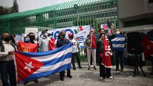Protestas en los estados de la república mexicana Chocan Simpatizantes Y Opositores Protestas En La Embajada De Cuba En Mexico Los Angeles Times