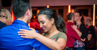 Allen hochzeitspaaren, die noch mindestens 3 monate zeit bis zu ihrer wenn noch genug zeit bis zur hochzeit ist, empfehlen wir euch sehr, einen tanzkurs bei uns zu. Hochzeitskurs Vorbereitung In Der Tanzschule Circulo Munchen