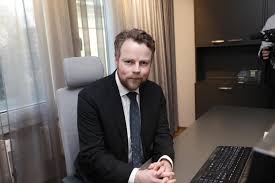 Torbjørn roe isaksen (1978 temmuz 28 doğumlu) bir olan norveçli politikacı , mp için muhafazakar parti olarak hizmet vermiştir çalışma ve sosyal i̇çerme bakanı ocak isaksen, oslo üniversitesi'nden siyaset bilimi alanında yüksek lisans derecesine sahiptir. Roe Isaksen Blir Settestatsrad For Babcock Saken Dagsavisen