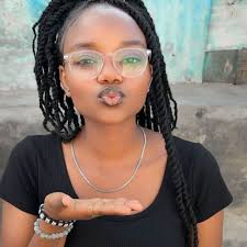 Chumba cha hospitali kilikuwa cheupe mno, chenye utulivu wa kupita kiasi,  na kilijawa na harufu ya dawa na matumaini yanayofifia. Katikati ya kitanda  aliketi Joy—jina ambalo lilionekana kama mwangwi mzuri wa mbali