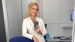 Judith rakers postet ein bild, auf dem sie komplett ungeschminkt zu sehen ist. Total Ehrlich Tagesschau Sprecherin Ist Hollisch Mude Promiflash De