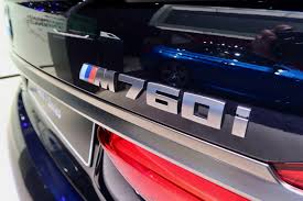 Bmw schwarz lackierte schriftzug x4 g02 der bmw schriftzug in hochglanzschwarz vervollständigt den komplett schwarzen look in kombination mit anderen bmw zubehör für den außenbereich. Detroit 2017 Bmw M760li Xdrive Mit Neuem Schriftzug