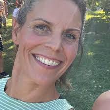 Jennifer Hille's Instagram, Twitter & Facebook