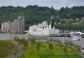 Le Monge Est Le Deuxieme Plus Gros Bateau De La Marine Nationale Francaise Apres Le Porte Avions Ch Marine Nationale Marine Nationale Francaise Paysage Breton