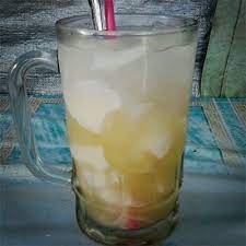 Tekan diatas wadah yang berisi air es, angkat dan tiriskan. Es Degan Sirup Gula Merah