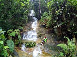 Karena air terjun ini terletak di dasar sebuah jurang, maka anda harus menuruni setidaknya 509 buah anak tangga untuk mencapainya. Misi Menjejaki Air Terjun Di Bukit Larut Www Sobriyaacob Com