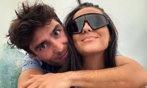 Victoria Federica y su romántica fotografía con el piloto Albert Arenas:  "La combi completa"