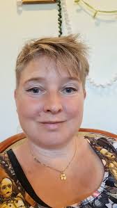 Idag är blå torsdag. Nu ska jag bara virka en lejonman och sen ger jag mig  av till butiken. Målet idag är att jag ska i-cordavmaska en krage med blått  garn