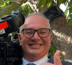 Adrian Traverso (Mariés au premier regard) : Couple, enfants... ce que l'on  sait de l'homme qui marie les candidats 👇 👇 ✓